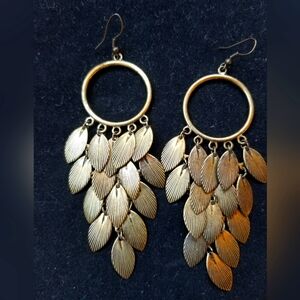 Feather dangle earring
